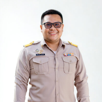 นายวัชรพงศ์ รอบคอบ